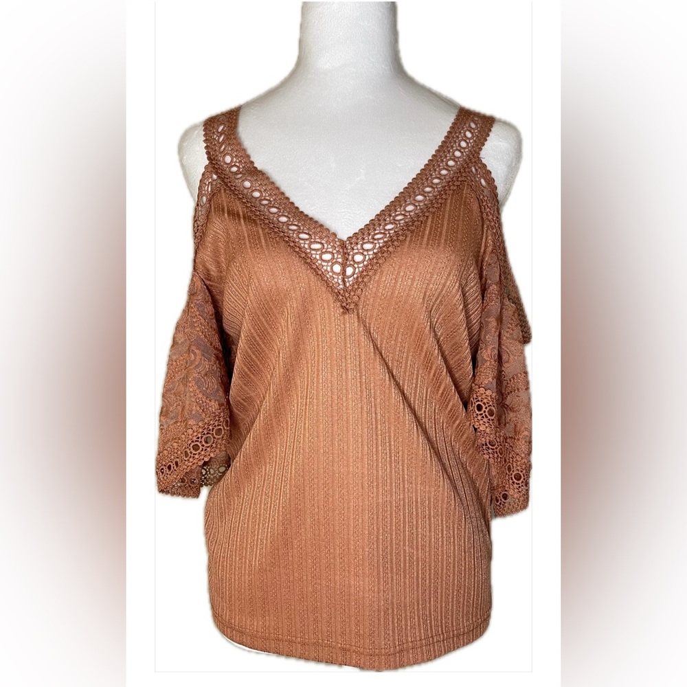 Gimmicks by BKE Women’s size Small Coral Lace Cold Shoulder Blouse